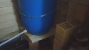 Бак для холодной воды в баню из пластиковой бочки