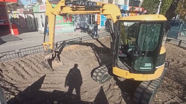 Работа на оживленной улице в клумбе. Мини экскаватор. Work on a busy street. смотреть онлайн
