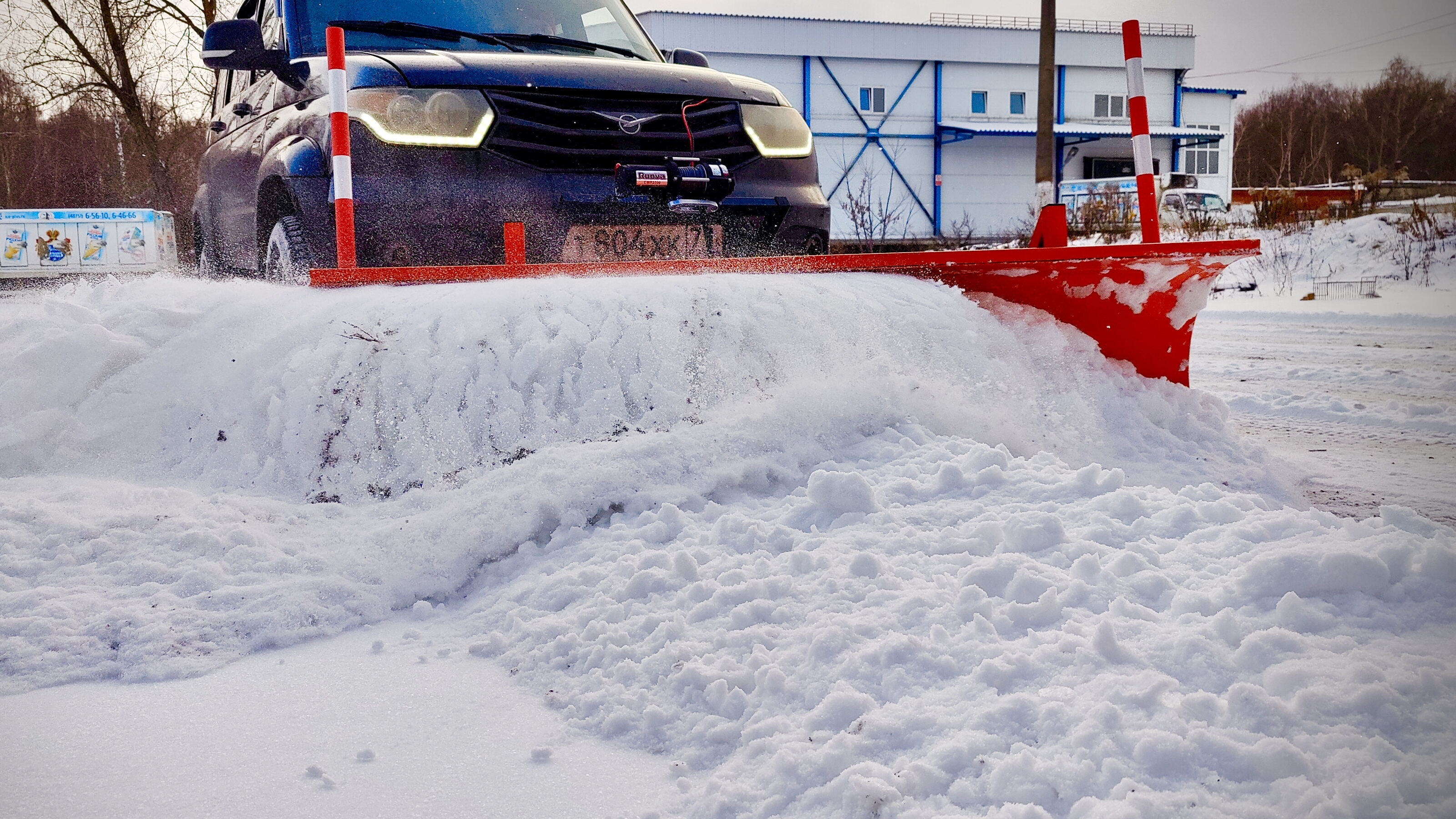 Снегоуборочный отвал на УАЗ Патриот от Тульской внедорожной мастерской