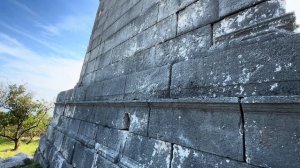 Нашел следы машинной обработки каменных блоков на руинах склепов, которым тысячи лет.