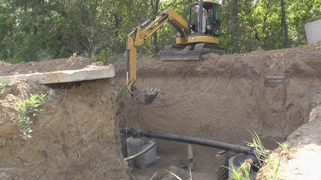 Монтаж колец мини экскаватором. смотреть онлайн