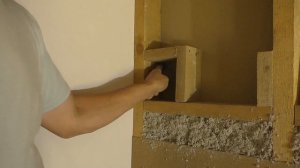 Укладка эковаты вручную в стену