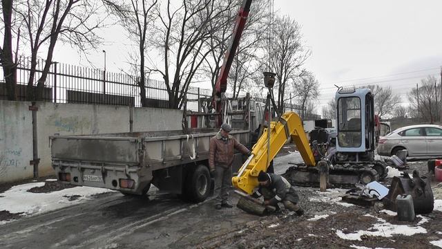 Установка новой стрелы на мини экскаватор. смотреть онлайн