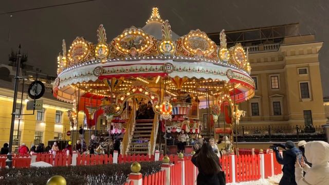 Двухэтажная карусель на городской Рождественской ярмарке в СПб