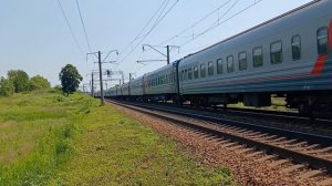 Электровоз ЭП1-321 со скорым пассажирским поездом №010Н Москва-Владивосток выходит из кривой.