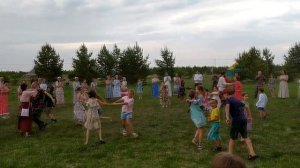 Танцы с платочками на фестивале Перволетье в Большой Медведице