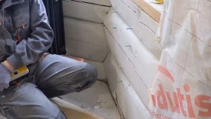 Установка радиатора в срубе ровно.