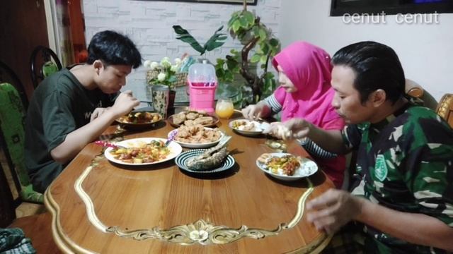 ISTRI MASAK AYAM KUNG PAO RASANYA SAMA PERSIS SEPERTI DI RESTAURAN, MAKAN BARENG KELUARGA