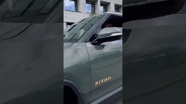 Rivian R1S