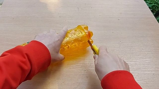 Ветряк из трёх пластиковых бутылок своими руками! Отпугиватель кротов и птиц.