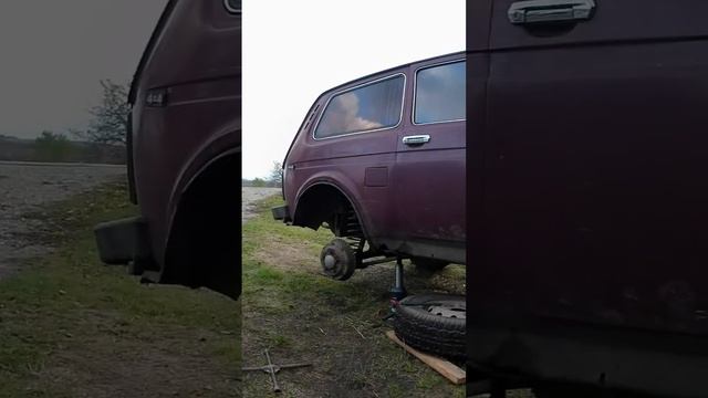 Меняю колесо на машине Телега:DanilaFermer #shorts #automobile #niva #нива