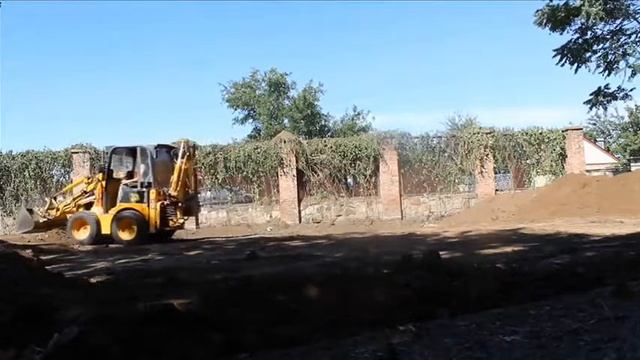 мини экскаватор-погрузчик JCB 1CX, планировка чернозëма. смотреть онлайн