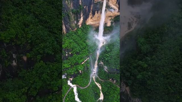 Водопад в Большом Каньоне Даньянг, Чунцин Китай