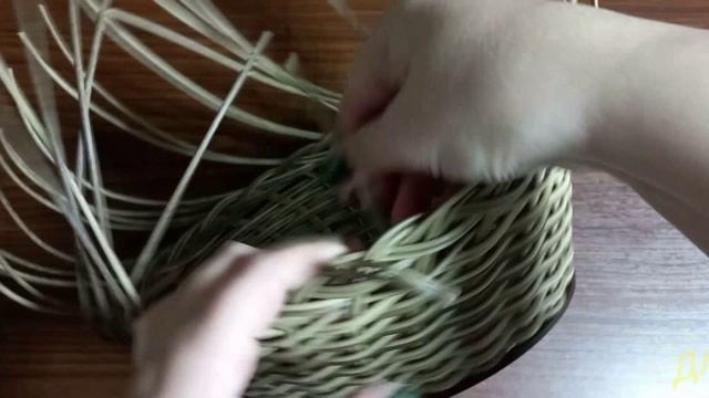 Красивая и плотная загибка для любой вазочки, корзинки. Плетём ротангом. смотреть онлайн