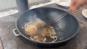 Говядина с кедровыми орехами и черносливом в казане.