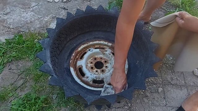 Взял колесо от автомобиля и циркуляционный насос. Сделал самодельный фонтан своими руками