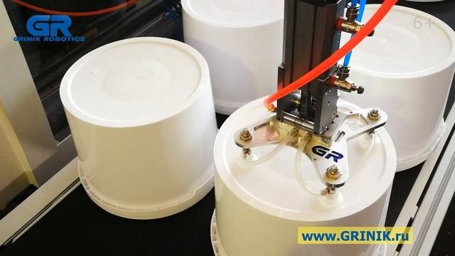 Промышленные роботы на производстве пластиковой упаковки
