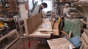 Мебель под старину: дубовая тумба для книг с ручной резьбой