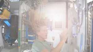 Karen Nyberg Shows How You Wash Hair in Space