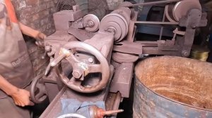 Процесс изготовления шин для велосипеда на местной фабрике. Пакистан