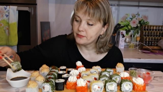 Мукбанг Роллы