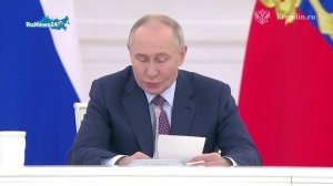 Путин поручил распространить на матерей-героинь льготы Героев Труда РФ