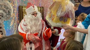 Дед Мороз "отжигает" 🔥🤣 на 6-ти языках мира 🎅❄️