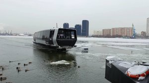Электросудну лед на Москва-реке не помеха! Электротрамвайчики плавают даже зимой! Новый год 2025!
