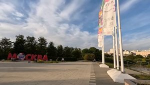 Решив проверить мужа в командировке, жена тайком спрятала ему в галстук прослушку… А включив запись