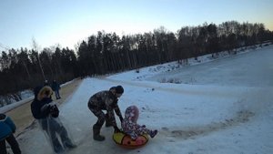 Нарядили елку. Гуляем в парке Берендеевка. Кострома . Катаемся с горки и на льду .