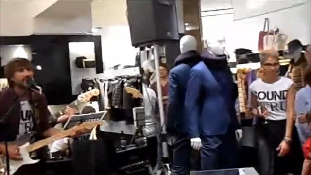 Restare Soli - live Trussardi смотреть онлайн