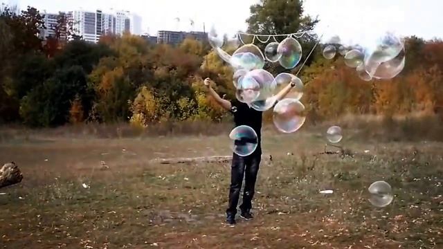 Шоу мыльных пузырей на улице
