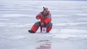 Какая снасть уловистей? Зимняя рыбалка - поплавок против мормышки!