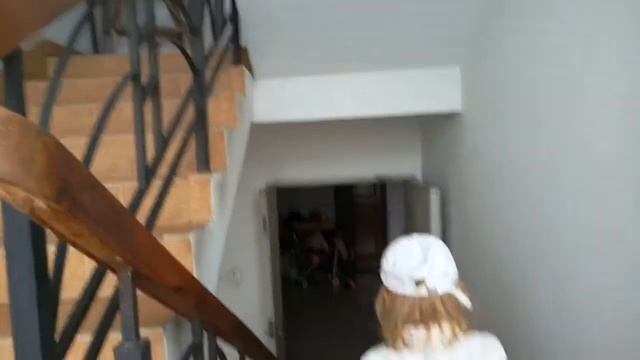 Веселая фотомодель .  Эмиличка "позирует "           Веселые истории маленькой Принцессы