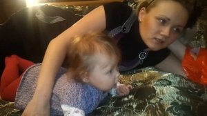 Мама кошка защищает своего котенка