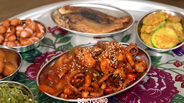 먹방 :) 쟁반 가득 한상(주꾸미볶음, 매운 소고기 무국, 호박전, 비엔나 소시지, 미니돈가스, 굴비구이). korean food mukbang.