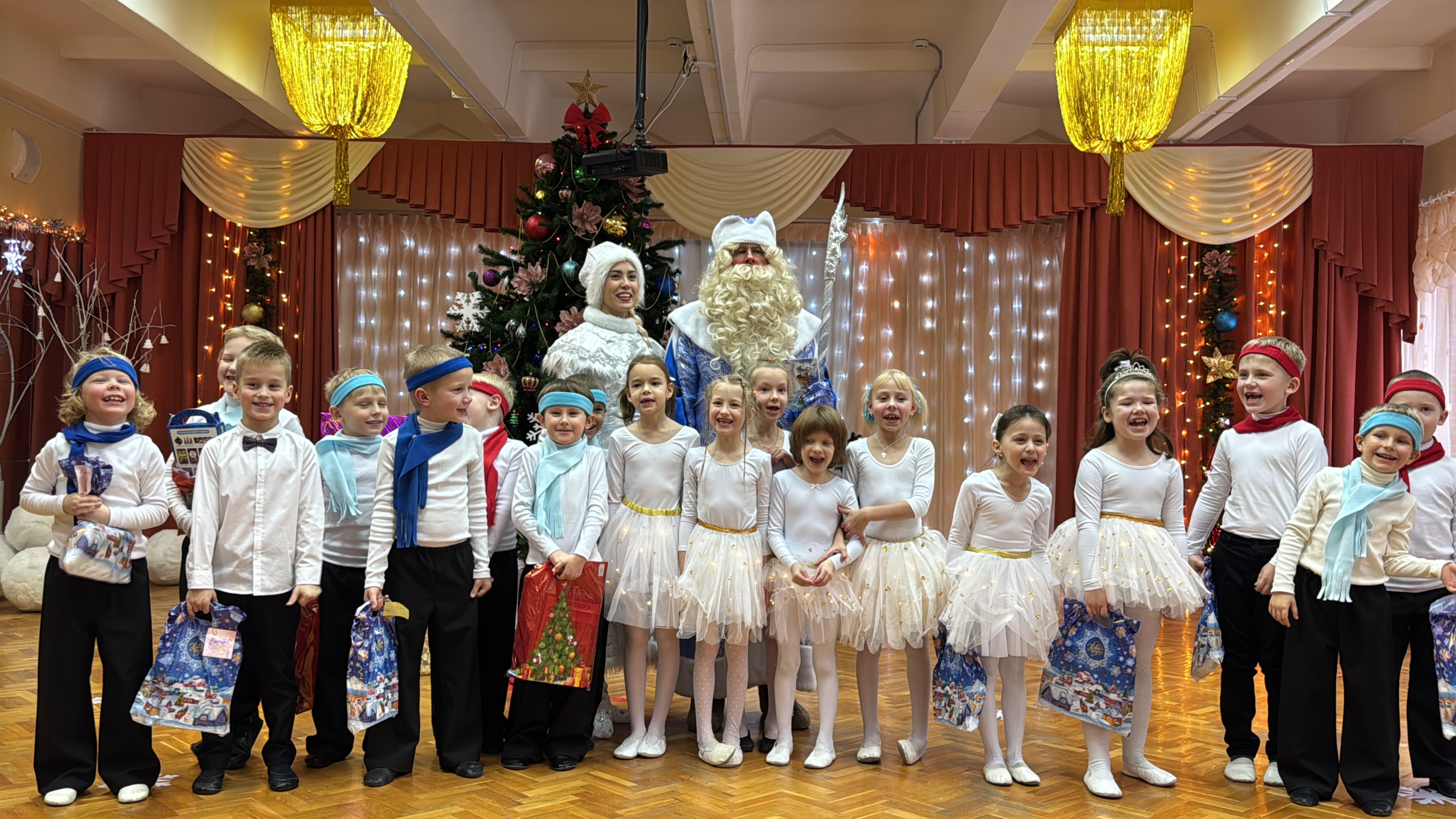 Новогодний утренник в детском садике № 26/ Санкт-Петербург, Дед Мороз и Снегурочка/ 20.12.2024 год смотреть онлайн