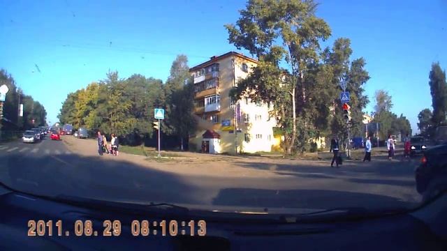 Чуть не отдавил пешеходам ноги смотреть онлайн