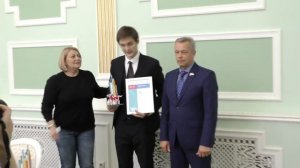 Ректор ЧувГУ А.Ю. Александров тепло поздравил студентов .