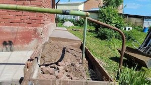Минипогрузчик экскаватор. Заливаю бетон