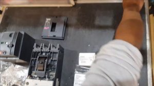 Comment installer un déclencheur de disjoncteur compact NSX100-250 ? | Schneider Electric France