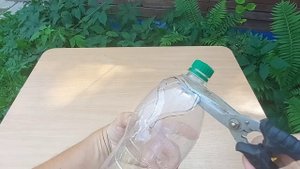 Приспособление для сбора ягод крыжовника из пластиковой бутылки