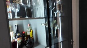 Детальный обзор угловой кухни с антресолями