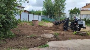 минипогрузчик экскаватор. Развожу землю и ровняю