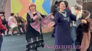 Бушует дискотека