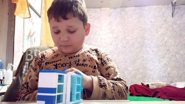 Собираю Лего.