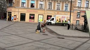 Художник рисует музыканта.  Перфоменс по Питерски.