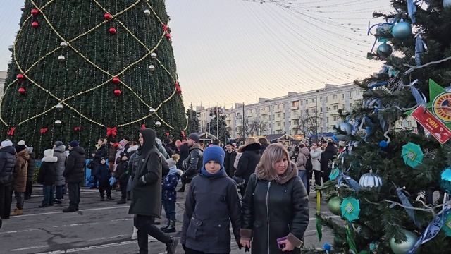 ОТКРЫТИЕ НОВОГОДНЕЙ ЁЛКИ В ЛУГАНСКЕ НА ГЛАВНОЙ ПЛОЩАДИ СТОЛИЦЫ ЛНР смотреть онлайн