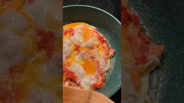 🍅Яичница с помидорами и колбаской🍳#рекомендации #блоггер #зима❄️#лайфстайлблог #едимвкусно #еда😋