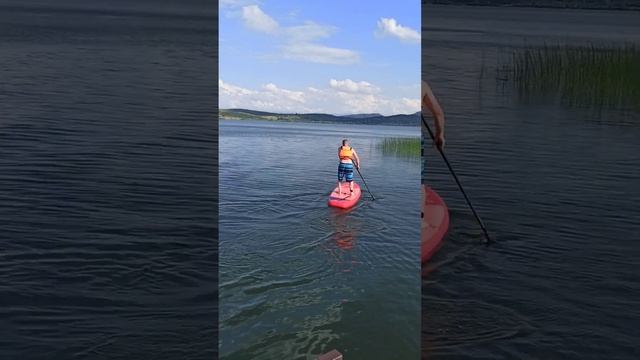 В Алтайском крае на большом озере осваиваю сап-бординг. Катание на сапе захватывает дух♂️